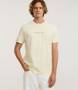 Camiseta Comfort em Algodão com Estampa Lettering Nascido Num País Tropical