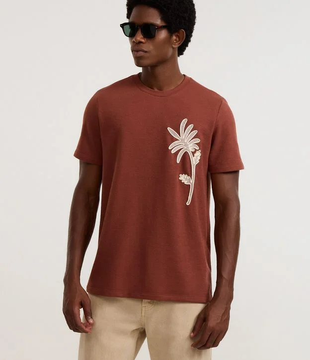 Camiseta Regular em Algodão com Estampa Bordada de Folhagem