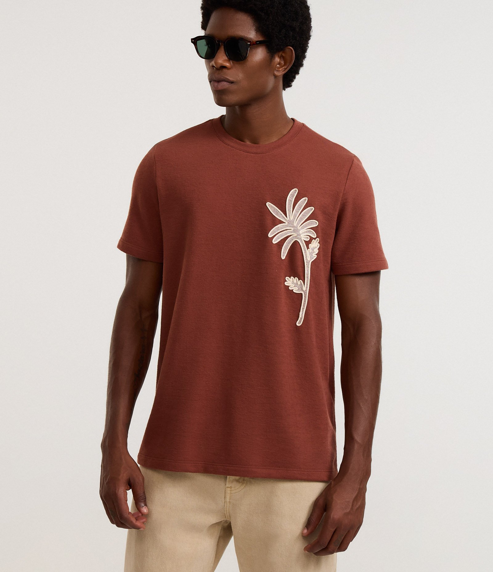 Camiseta Regular em Algodão com Estampa Bordada de Folhagem Marrom 1