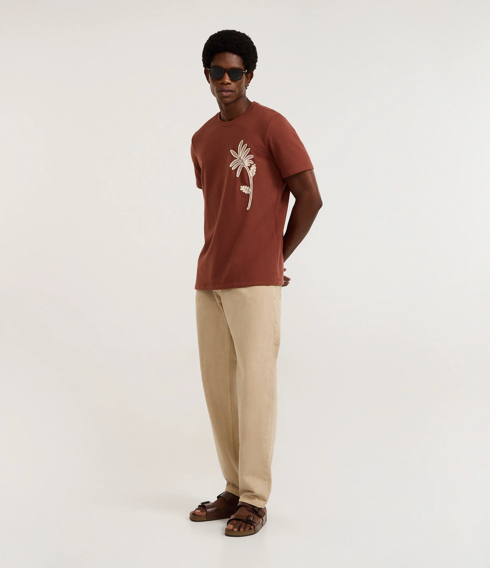 Camiseta Regular em Algodão com Estampa Bordada de Folhagem Marrom 2