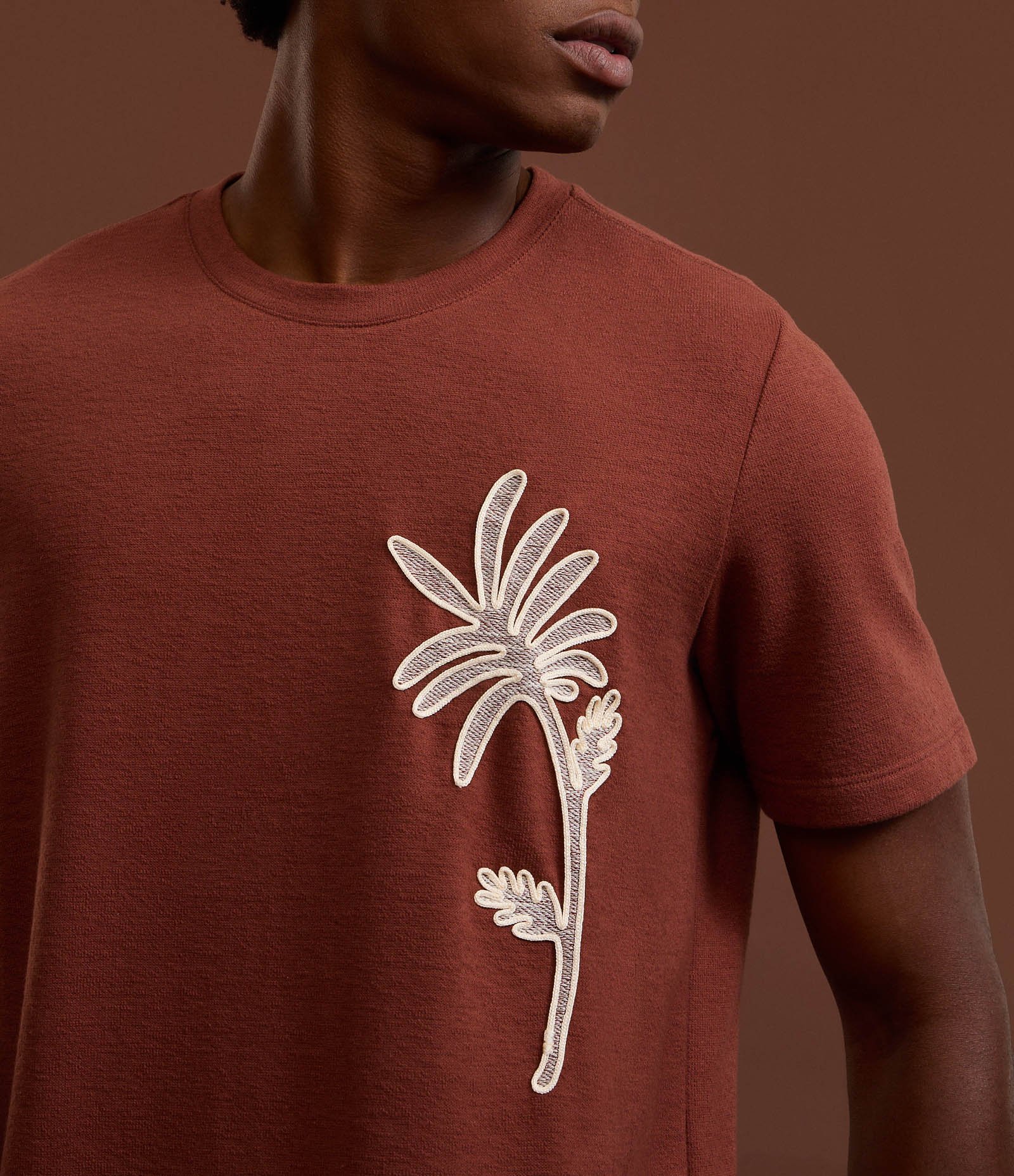 Camiseta Regular em Algodão com Estampa Bordada de Folhagem Marrom 3