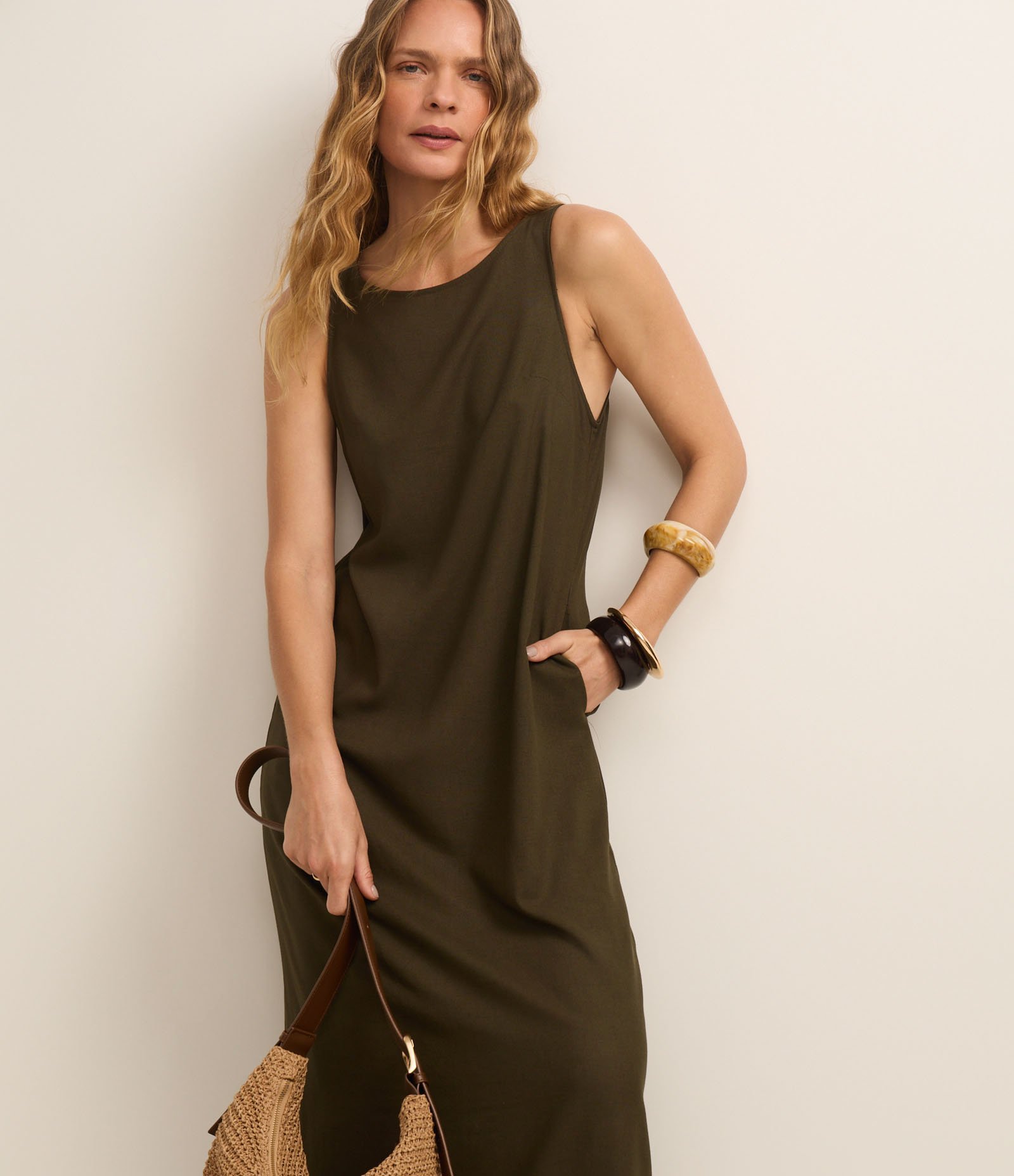 Vestido Evasê Midi em Viscolinho com Alça Larga Verde 5