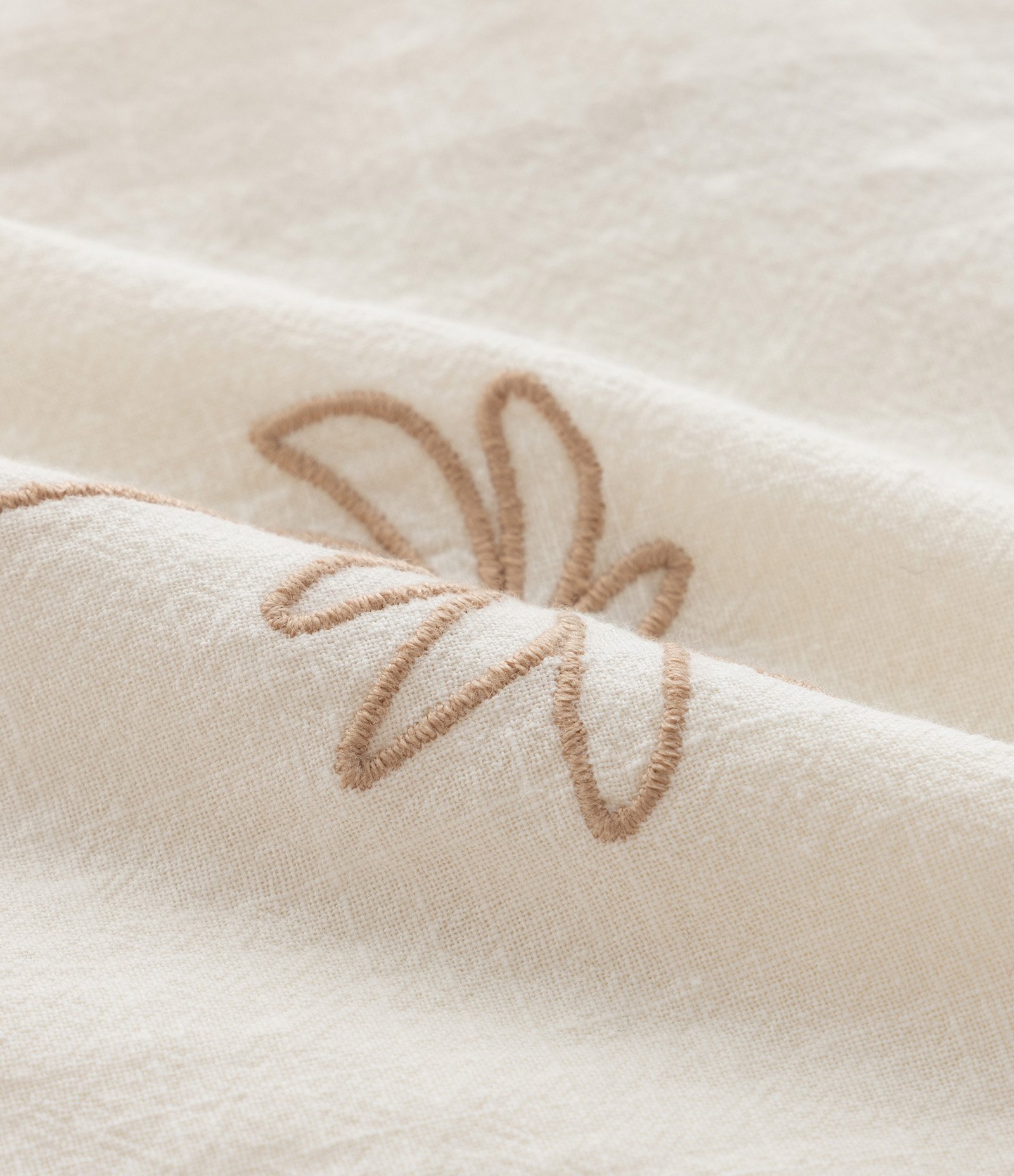 Camisa Boxy em Tricoline com Estampa Bordado de Verão Bege 8