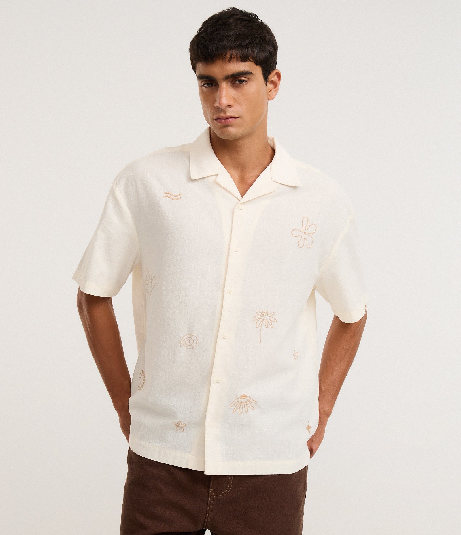 Camisa Boxy em Tricoline com Estampa Bordado de Verão Bege 1