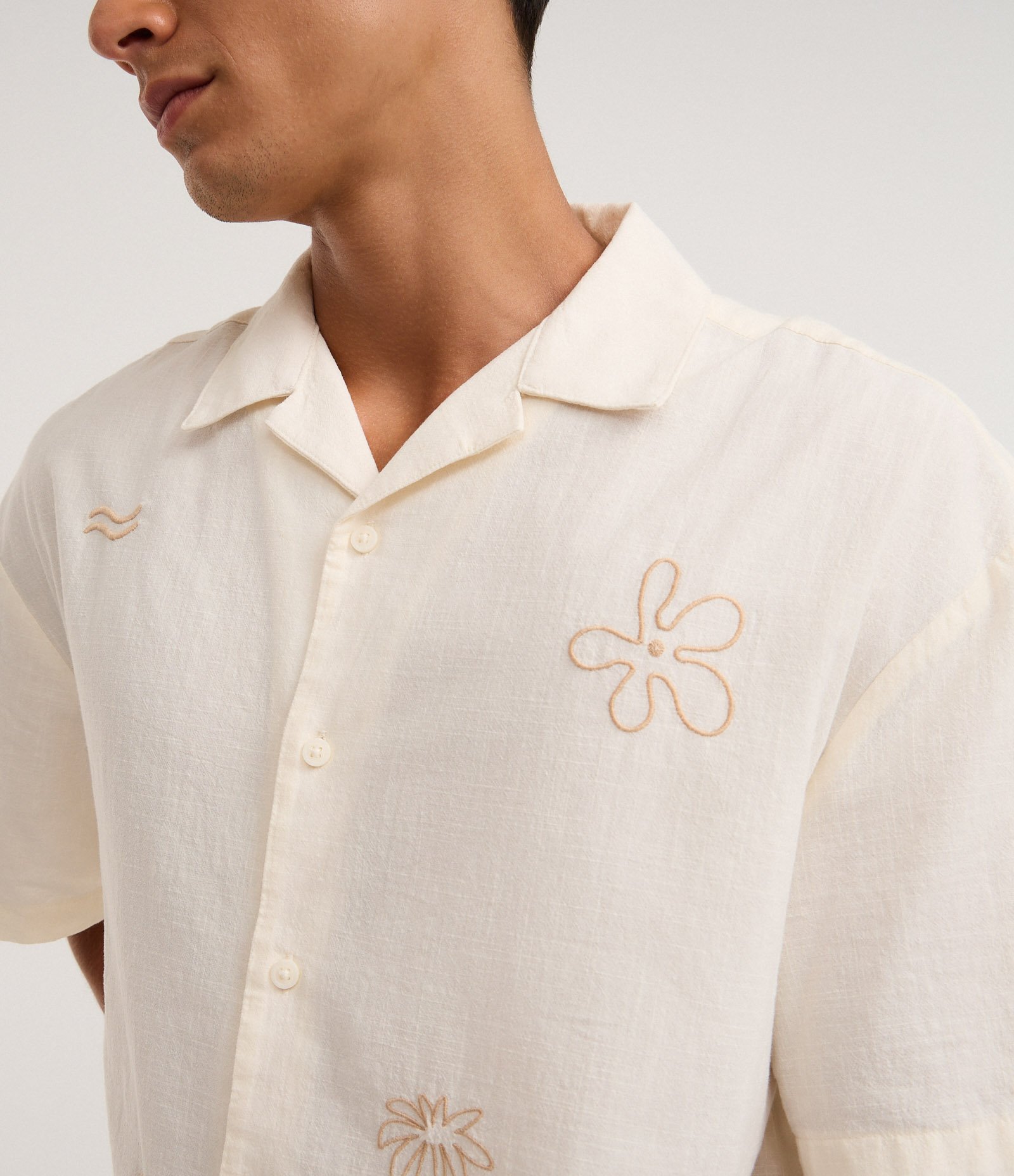Camisa Boxy em Tricoline com Estampa Bordado de Verão Bege 3
