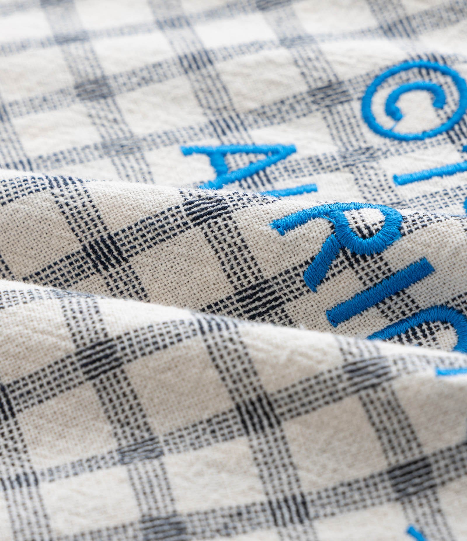 Camisa Boxy  em Tricoline Xadrez texturizada com Bordado nas costas Bege 9