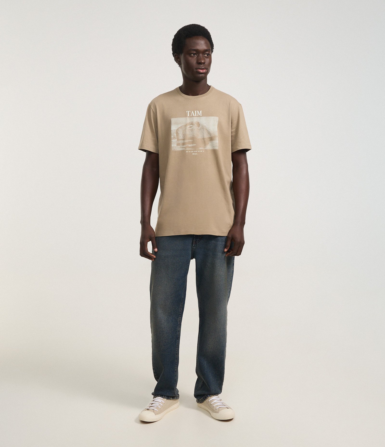 Camiseta em Algodão com Estampa de Capivara e Lettering Taim Marrom 2