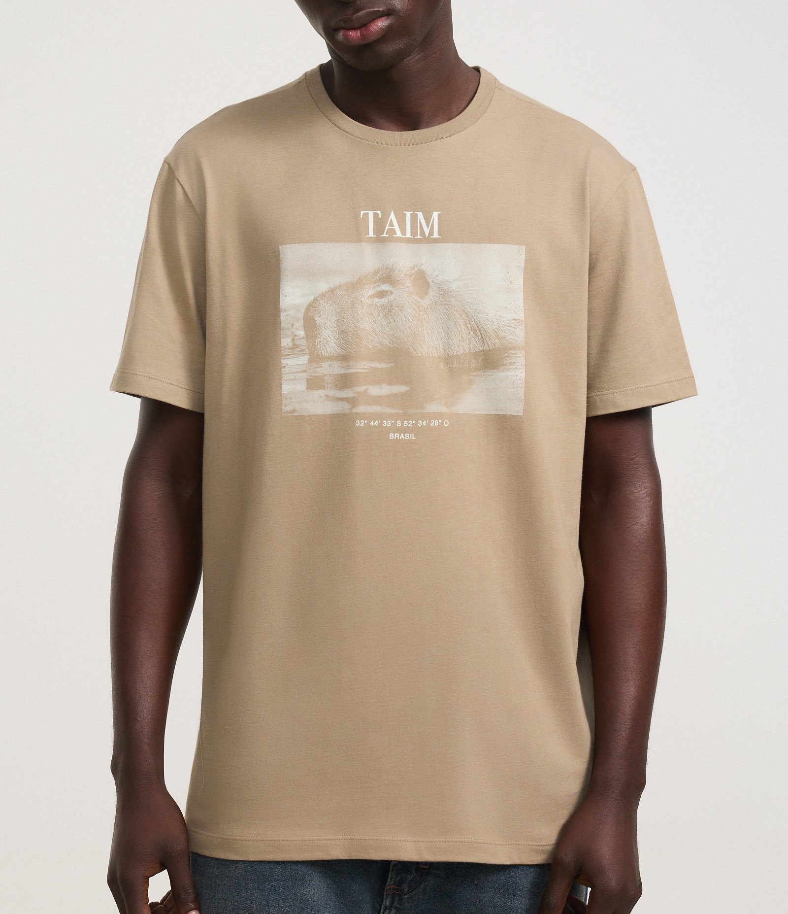 Camiseta em Algodão com Estampa de Capivara e Lettering Taim Marrom 3