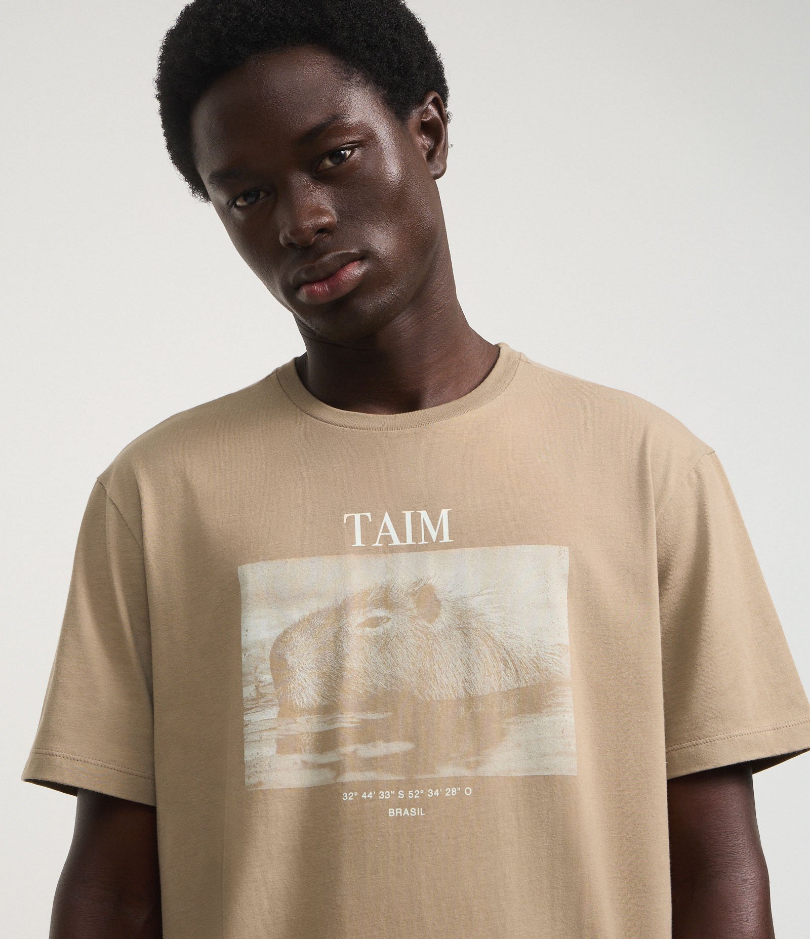 Camiseta em Algodão com Estampa de Capivara e Lettering Taim Marrom 4