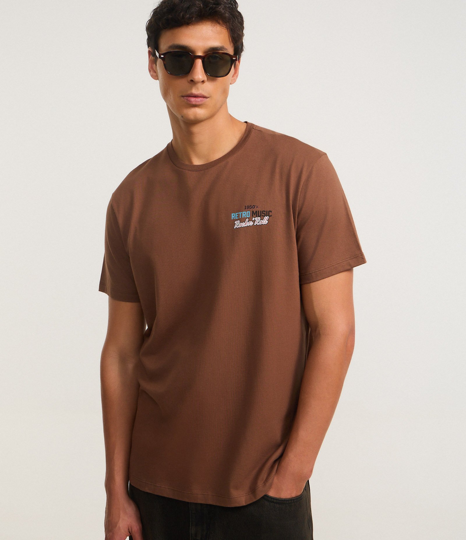 Camiseta em Algodão com Estampa Retro Music Marrom 1