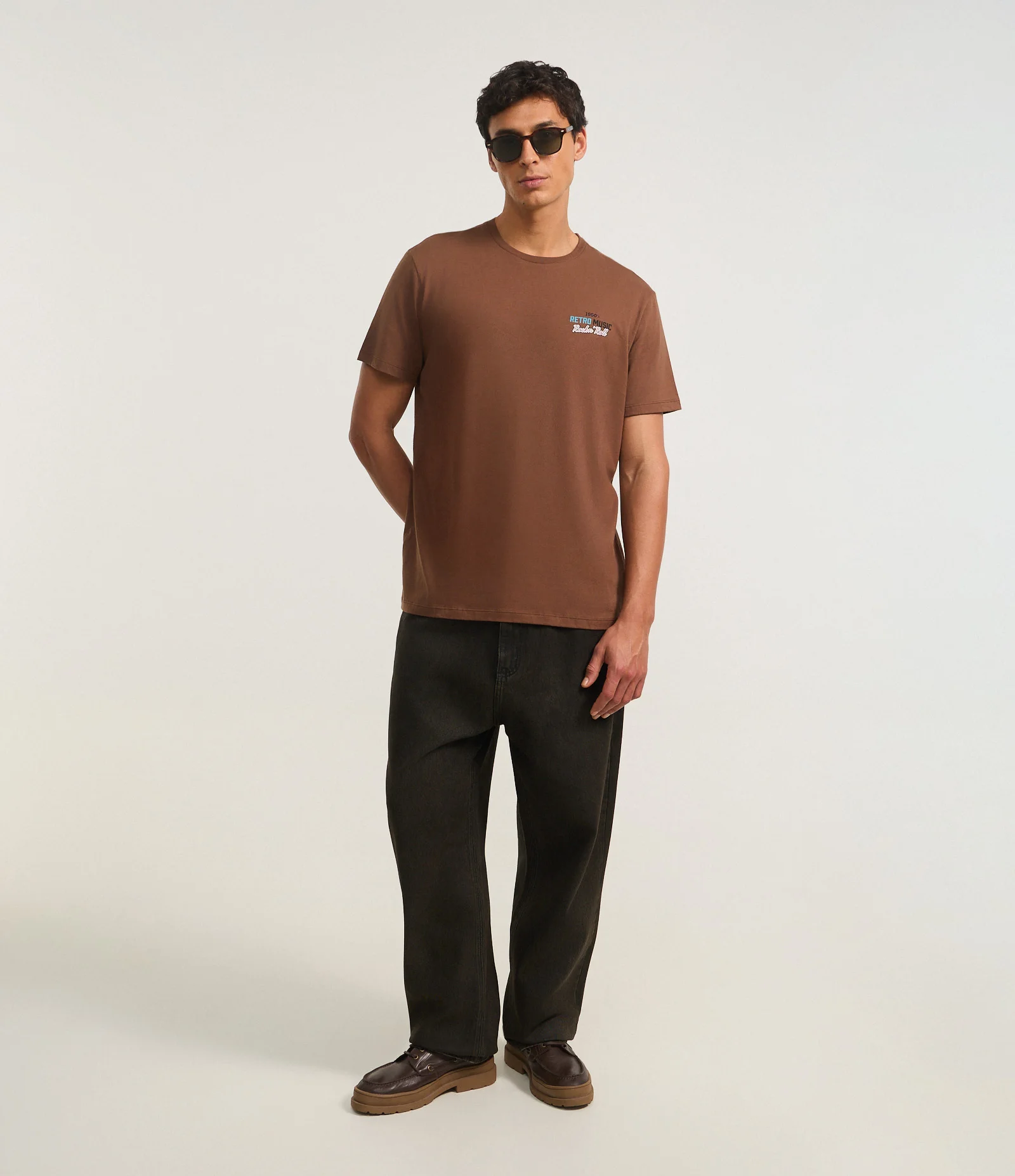 Camiseta em Algodão com Estampa Retro Music Marrom 2