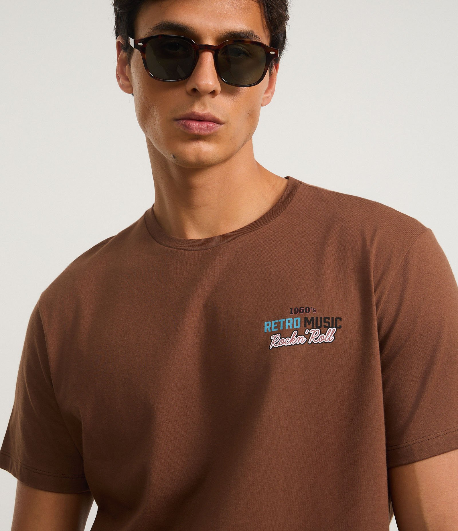 Camiseta em Algodão com Estampa Retro Music Marrom 4
