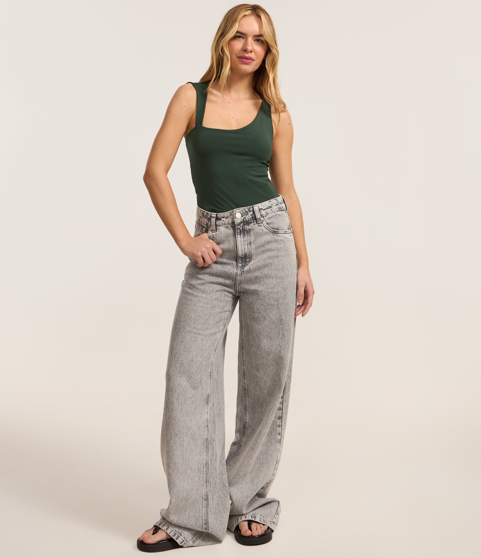 Blusa Regata em Microfibra com Decote Assimétrico Verde 2