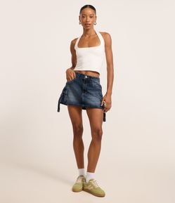 Mini Saia em Jeans Marmorizado com Bolso Cargo Afivelado