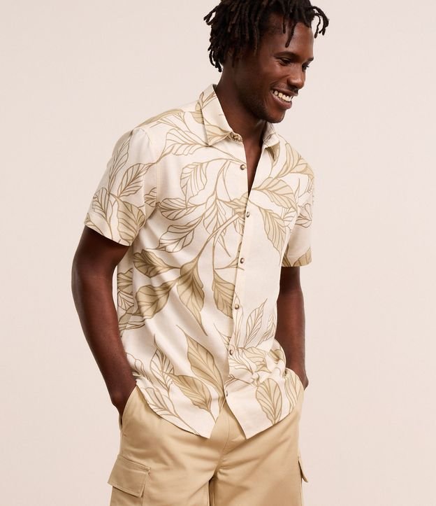 Camisa Regular em Algodão com Estampa de Folhagens