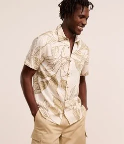 Camisa Regular em Algodão com Estampa de Folhagens