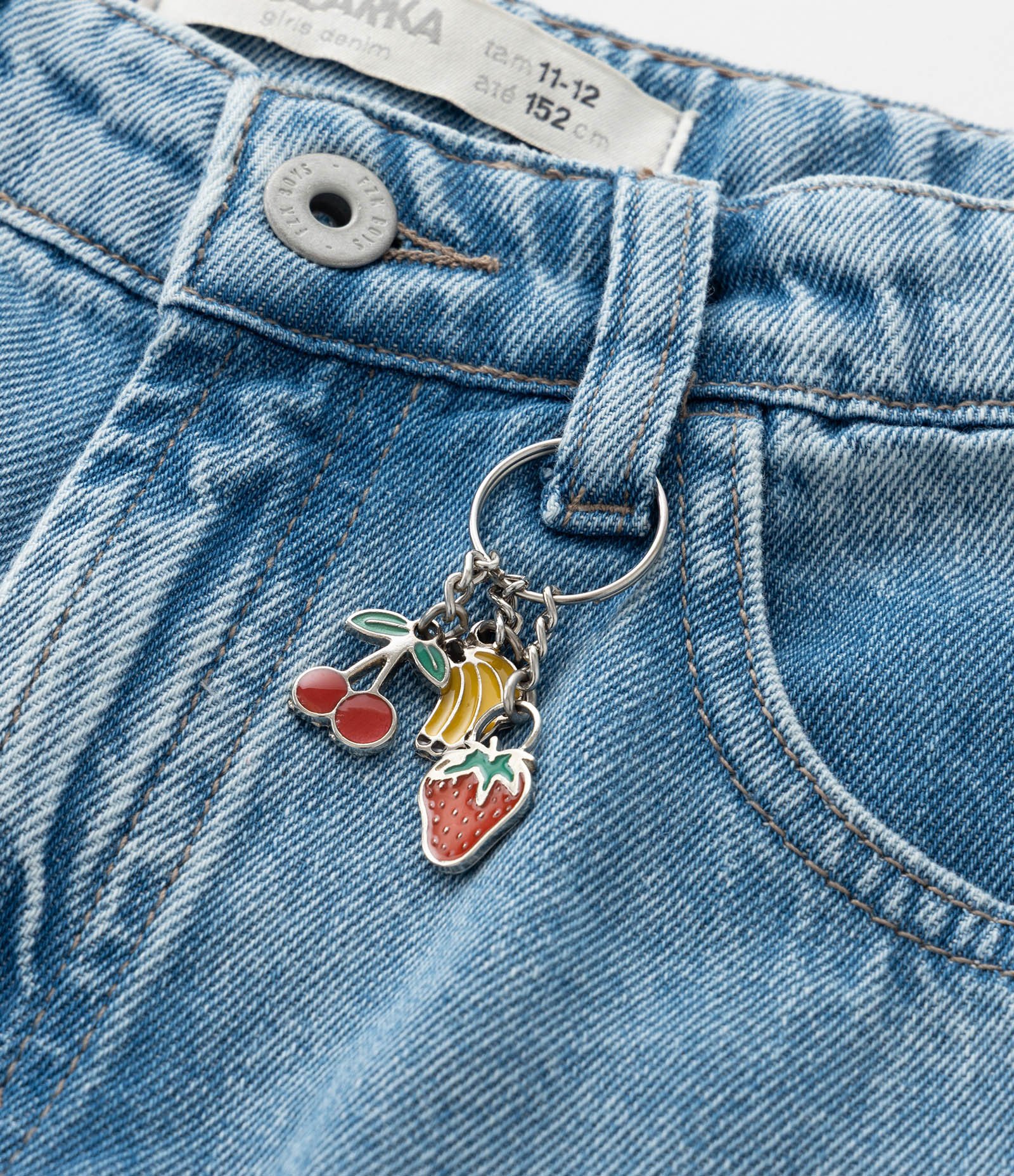 Calça Mom em Jeans com Pingentes de Frutinhas - Tam 5 a 14 Anos Azul 8