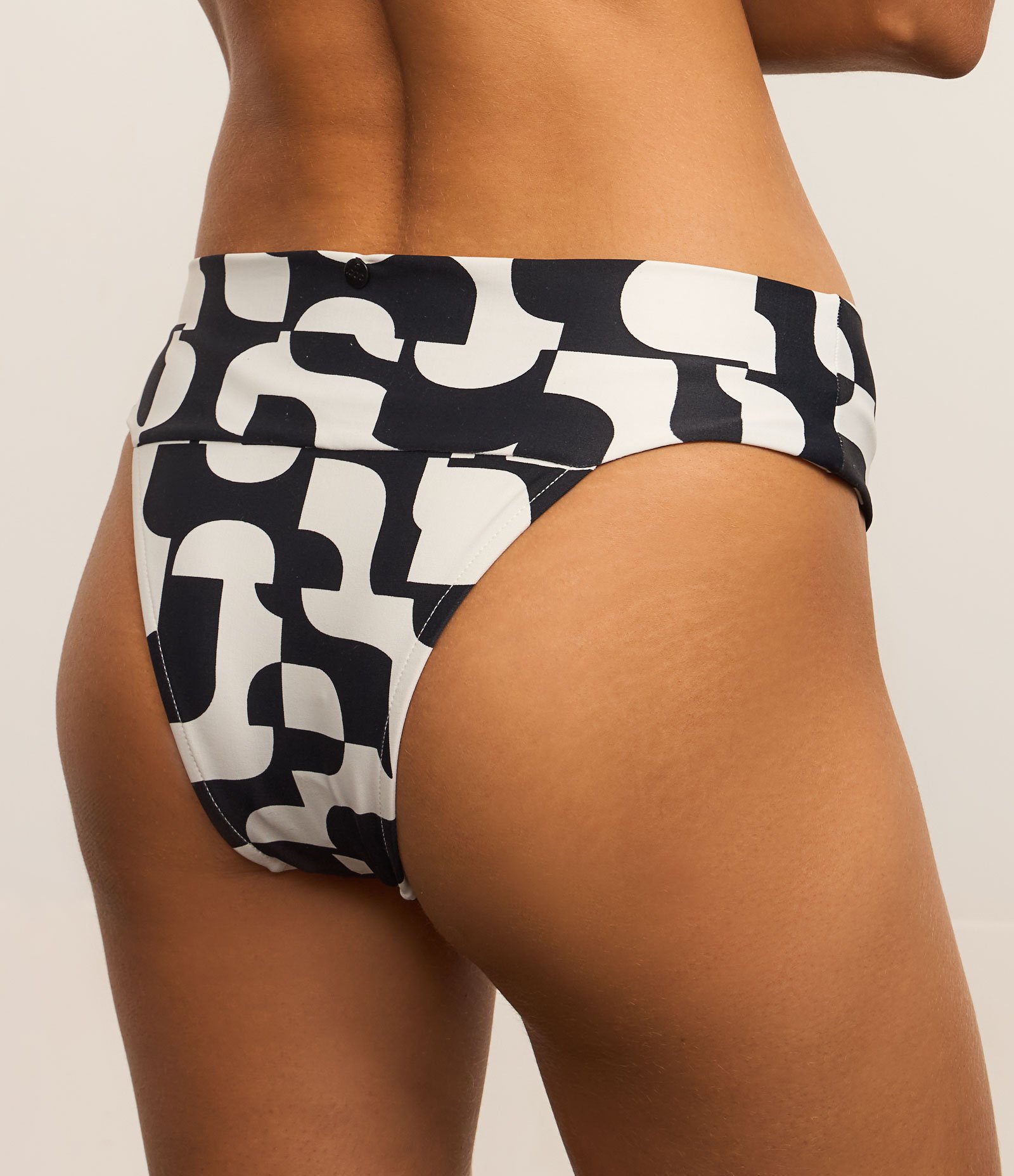 Biquíni Calcinha Pala Larga em Microfibra com Estampa Calçado Branco/Preto 5