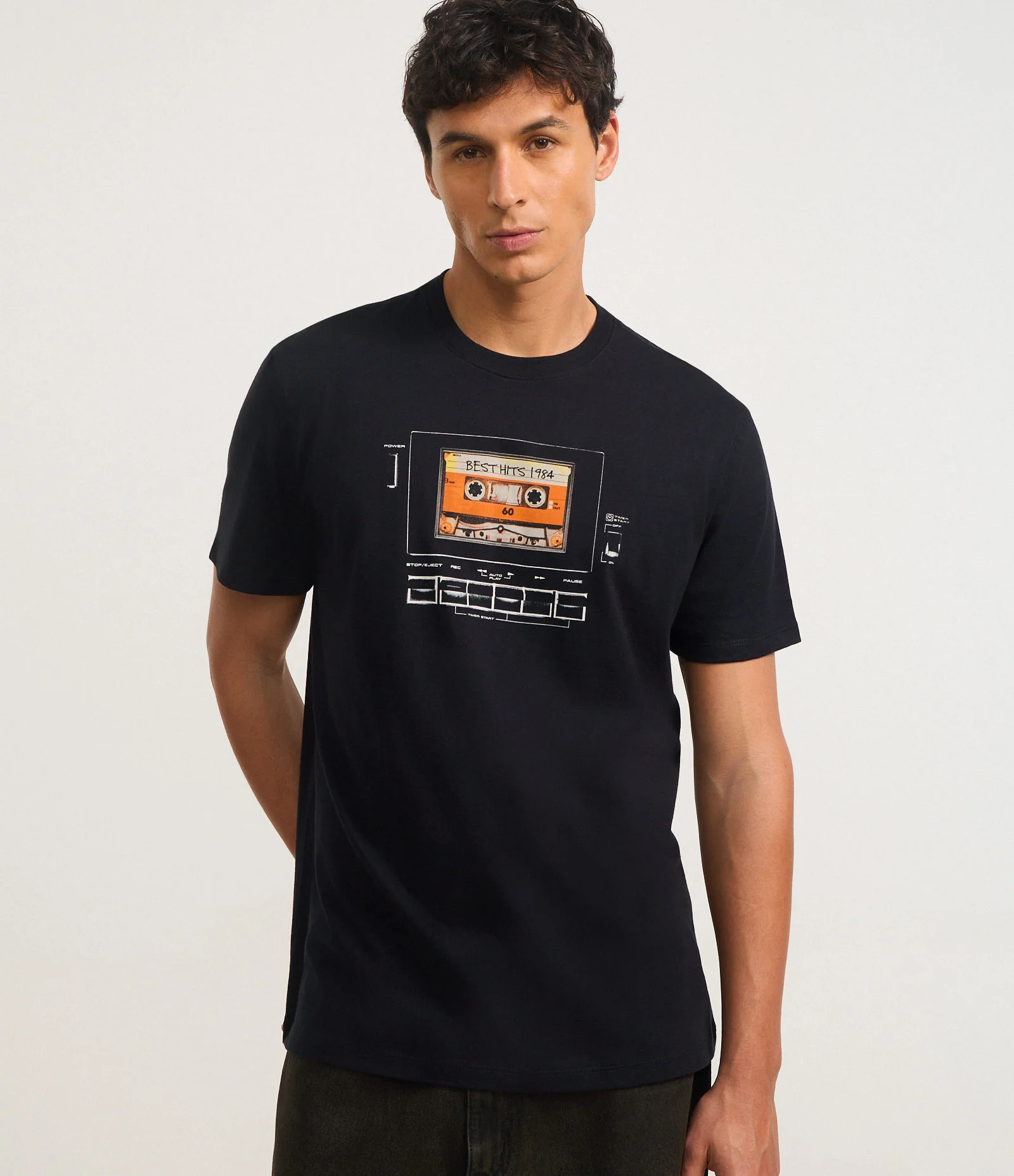 Camiseta Comfort em Algodão com Estampa de Fita Cassete e Lettering Best Hits 1984 Preto 1