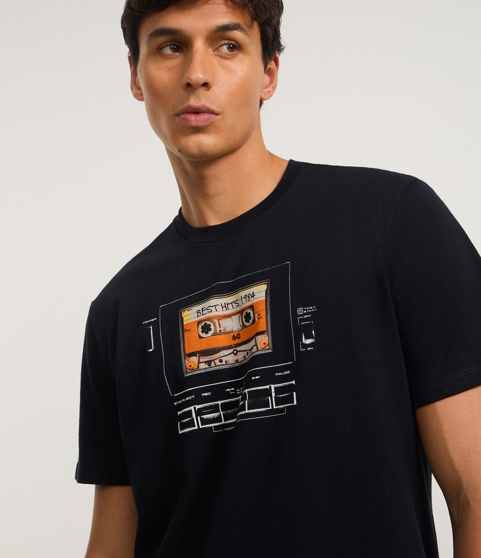 Camiseta Comfort em Algodão com Estampa de Fita Cassete e Lettering Best Hits 1984 Preto 4