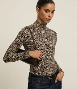 Blusa em Viscose com Gola Alta e Estampa Onça