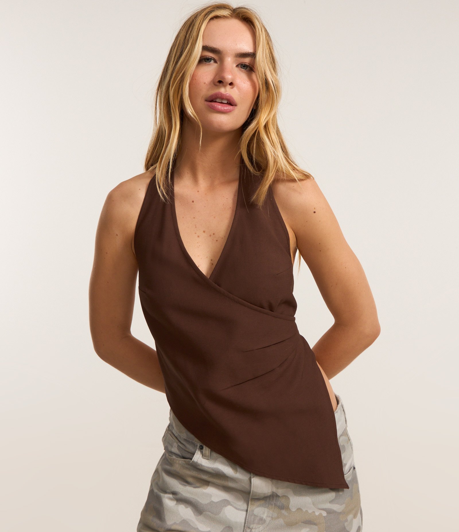 Blusa Frente Única Transpassada com Ponta Assimétrica Marrom 1