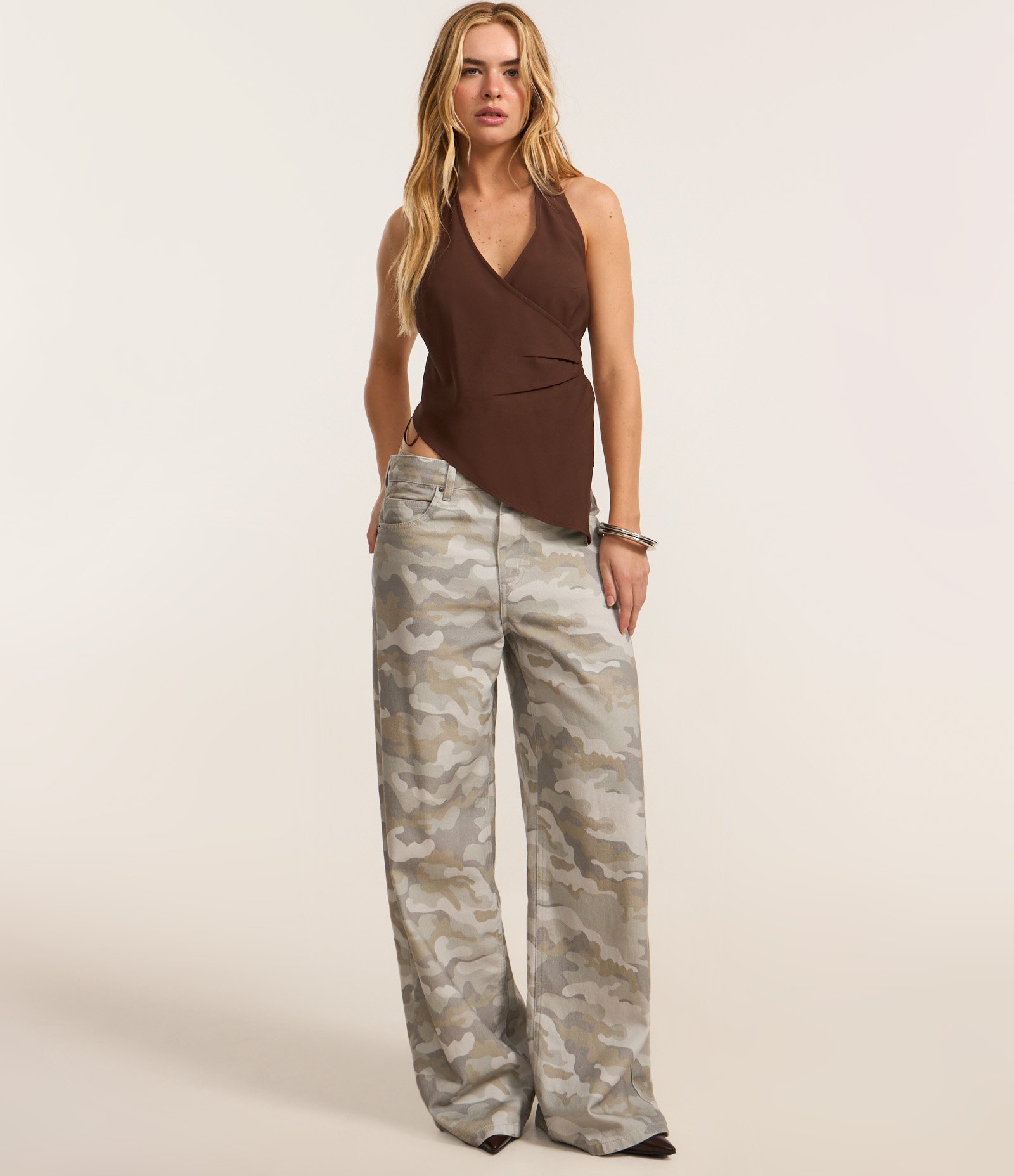 Blusa Frente Única Transpassada com Ponta Assimétrica Marrom 2