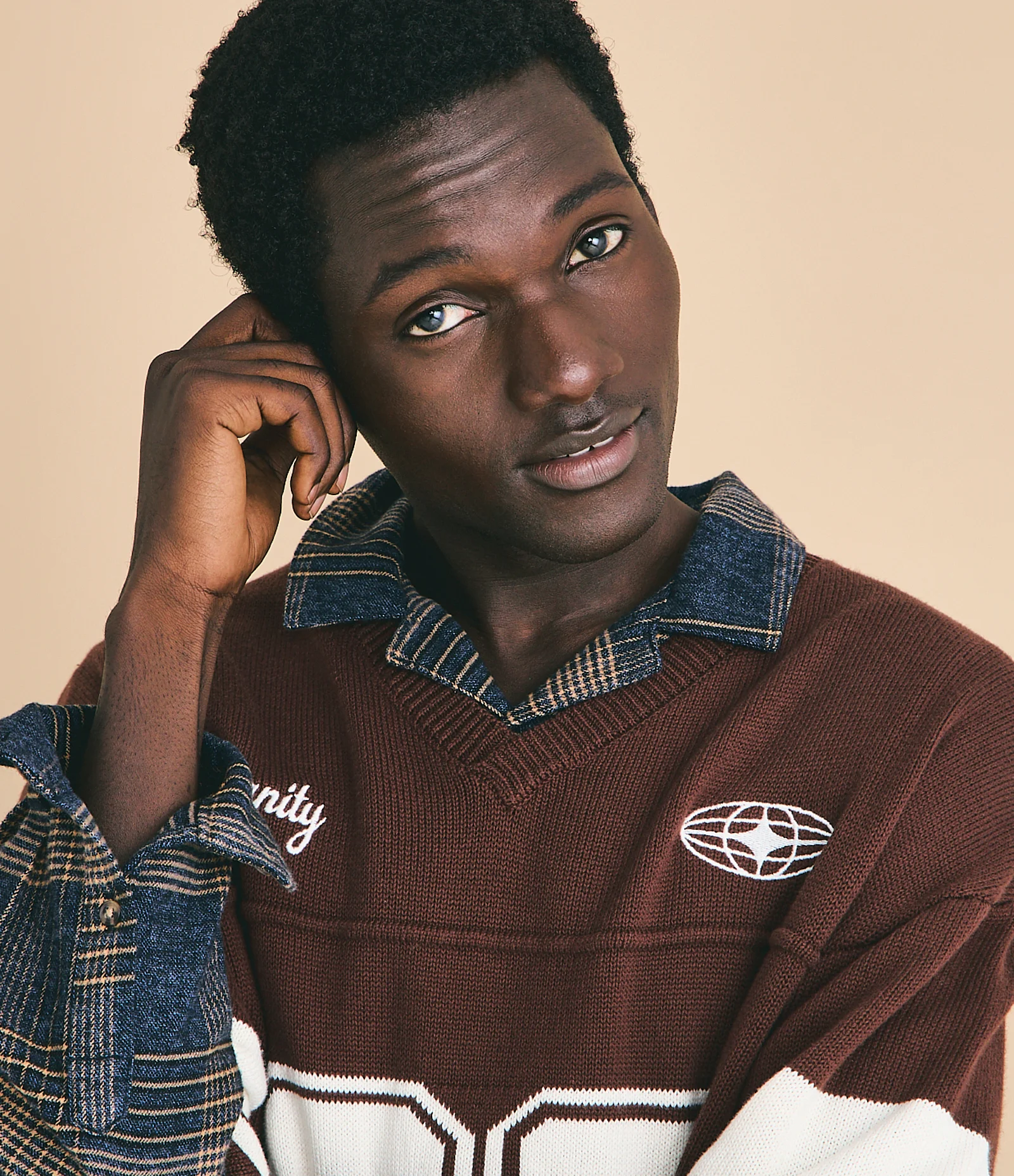 Camiseta Oversized Esportiva em Efeito Tricô Com Estampa e Bordado Marrom 2