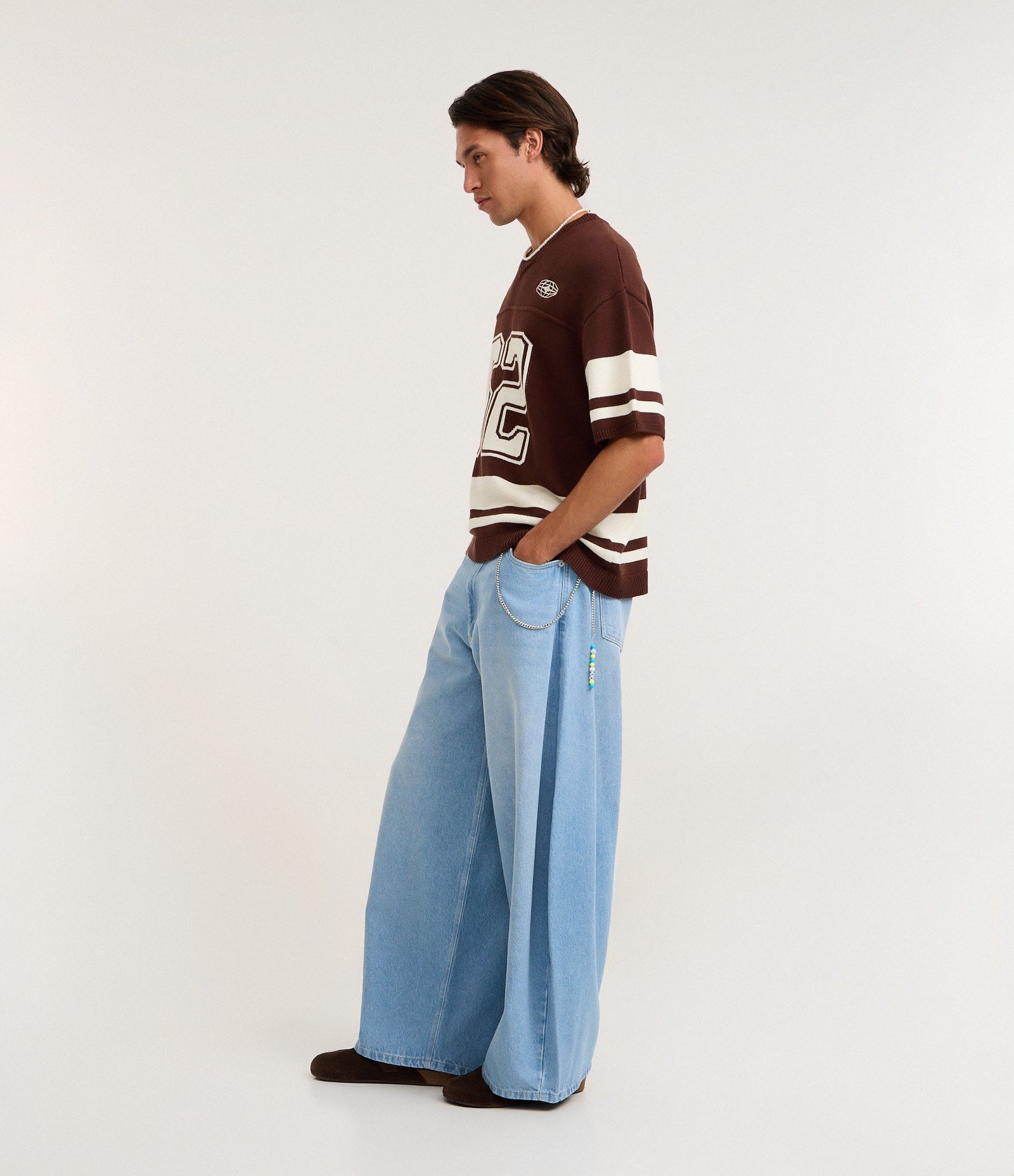 Camiseta Oversized Esportiva em Efeito Tricô Com Estampa e Bordado Marrom 4