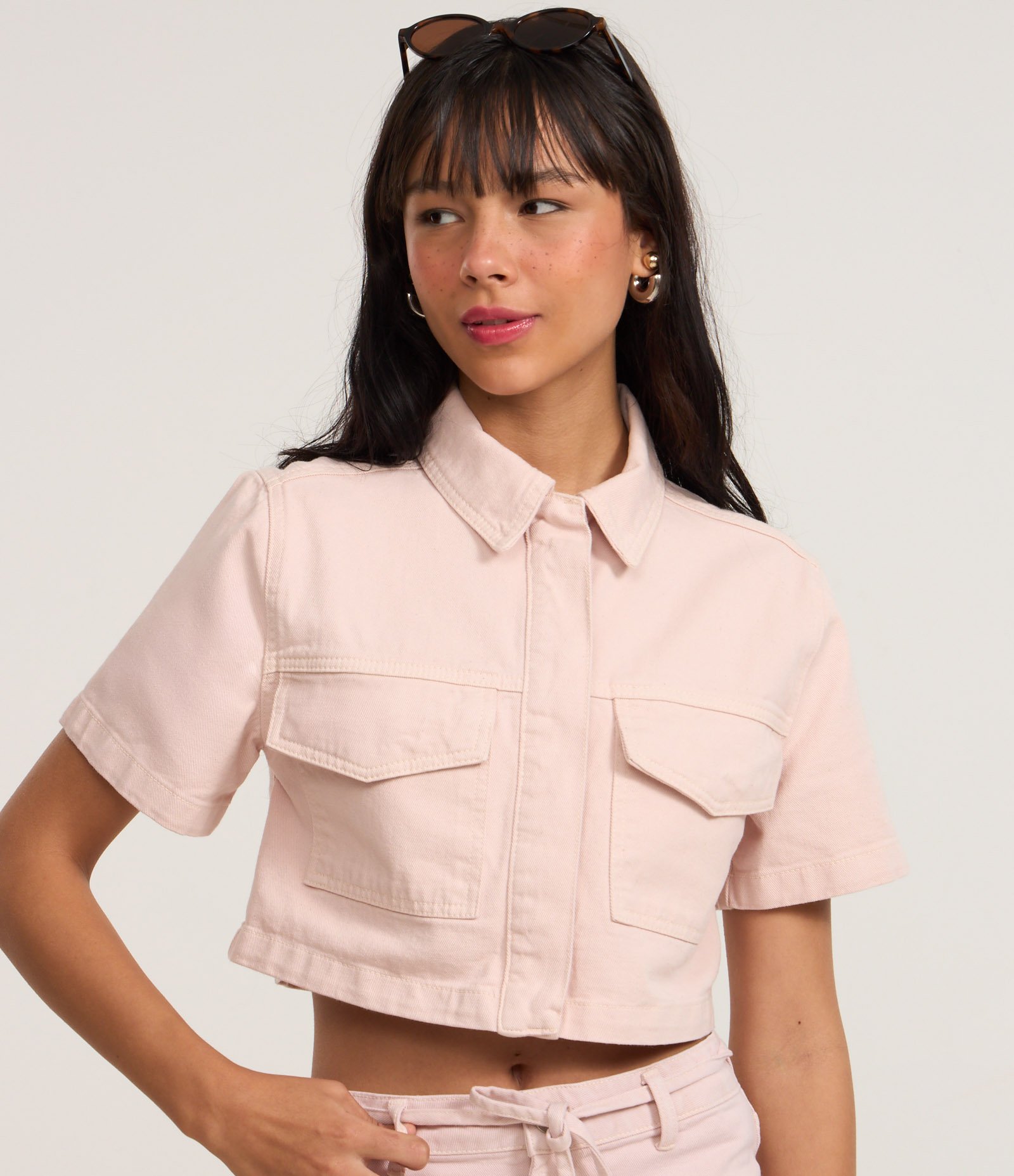Camisa Cropped em Sarja com Bolsos e Lapela Rosa 2