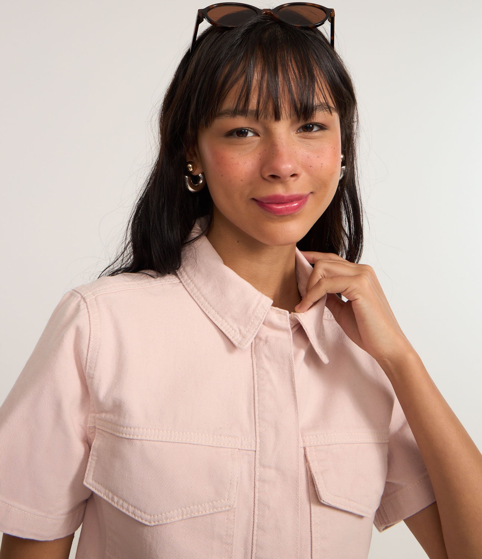 Camisa Cropped em Sarja com Bolsos e Lapela Rosa 3