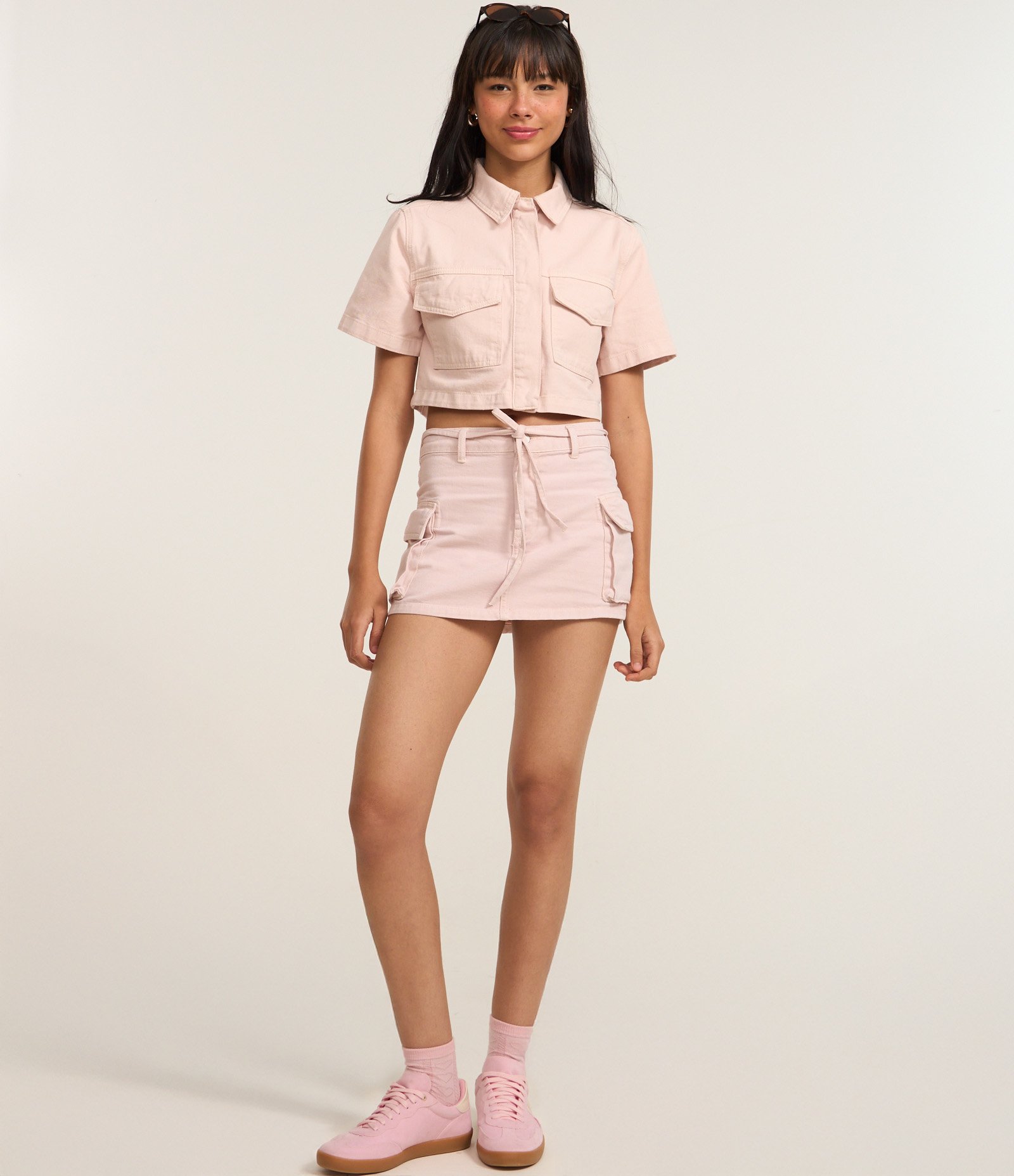 Camisa Cropped em Sarja com Bolsos e Lapela Rosa 4