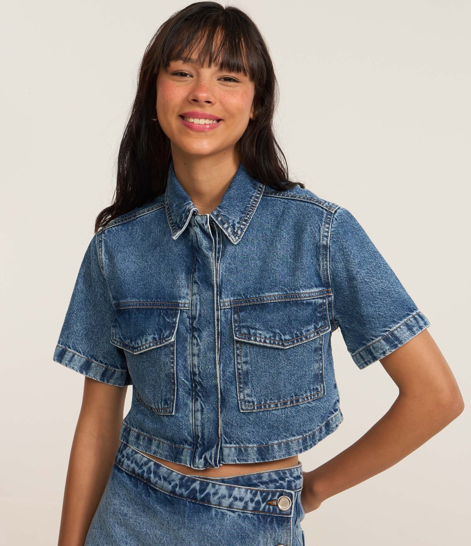 Camisa Cropped em Jeans com Bolsos e Vista de Botões Azul 2
