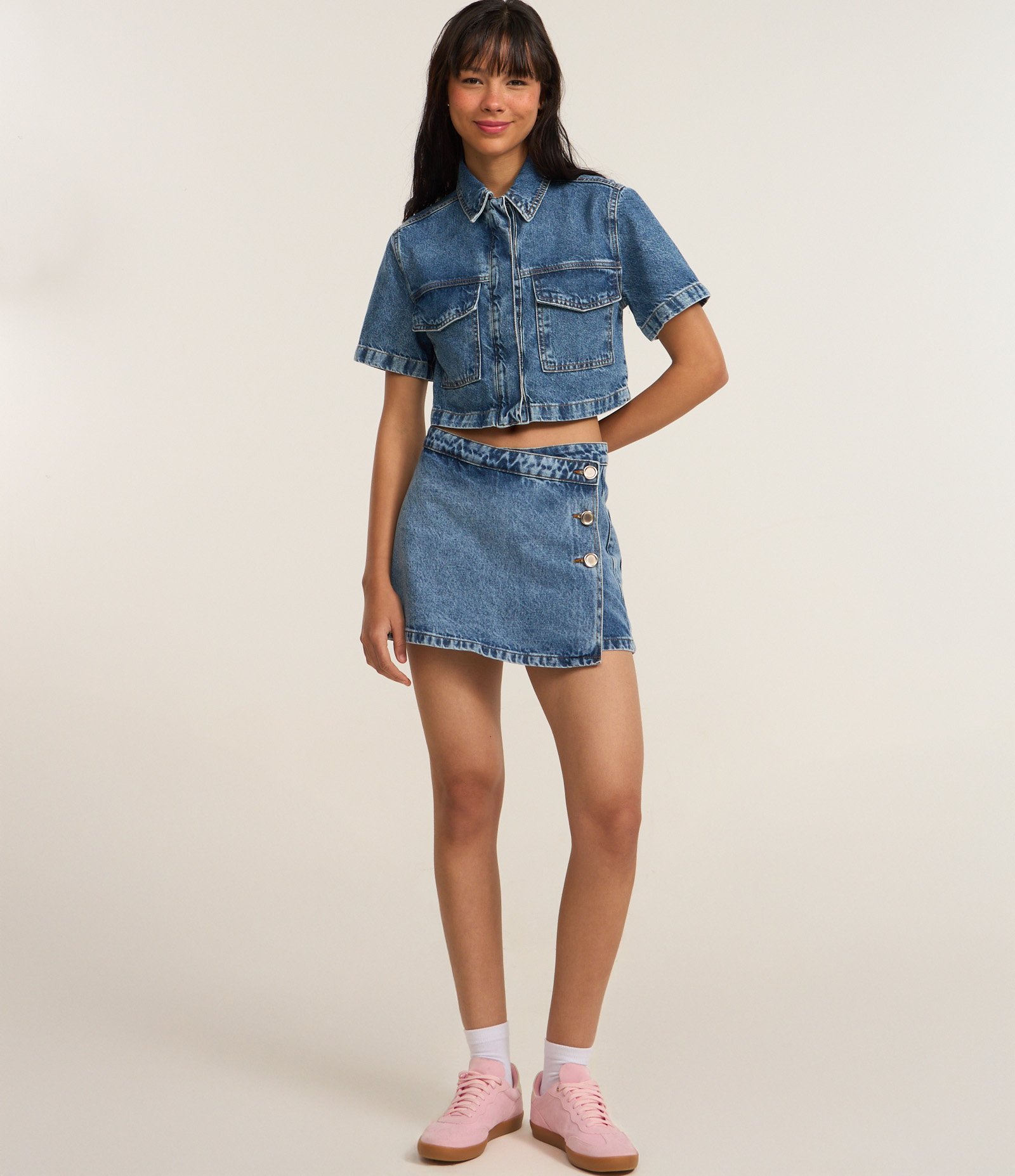 Camisa Cropped em Jeans com Bolsos e Vista de Botões Azul 3