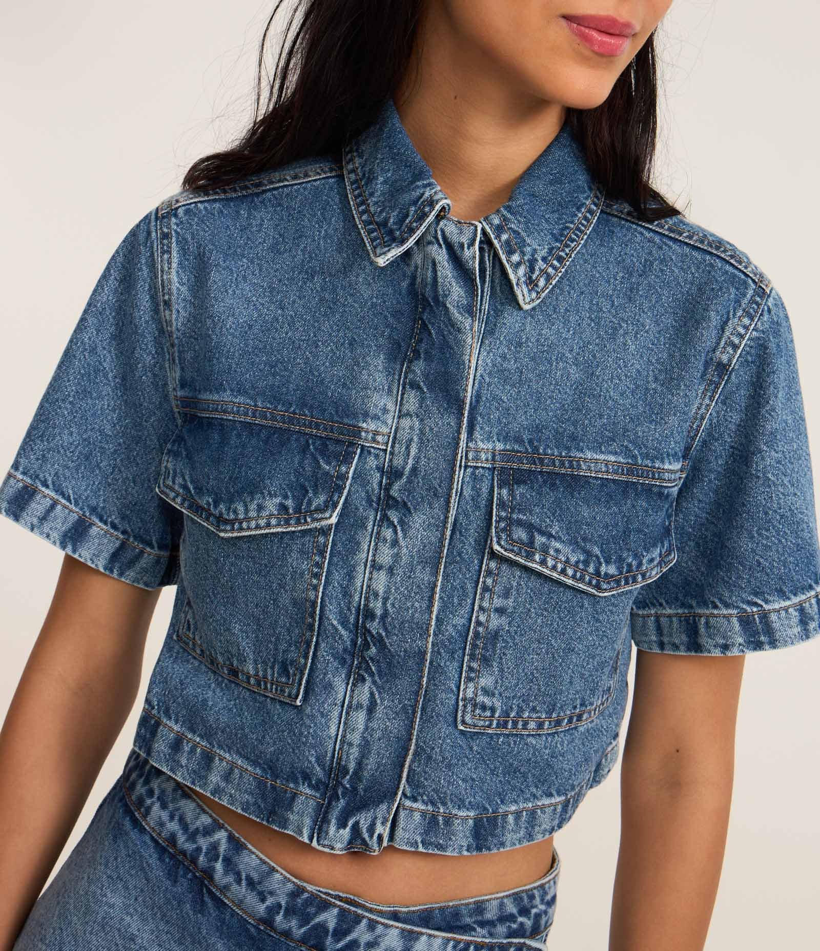 Camisa Cropped em Jeans com Bolsos e Vista de Botões Azul 4
