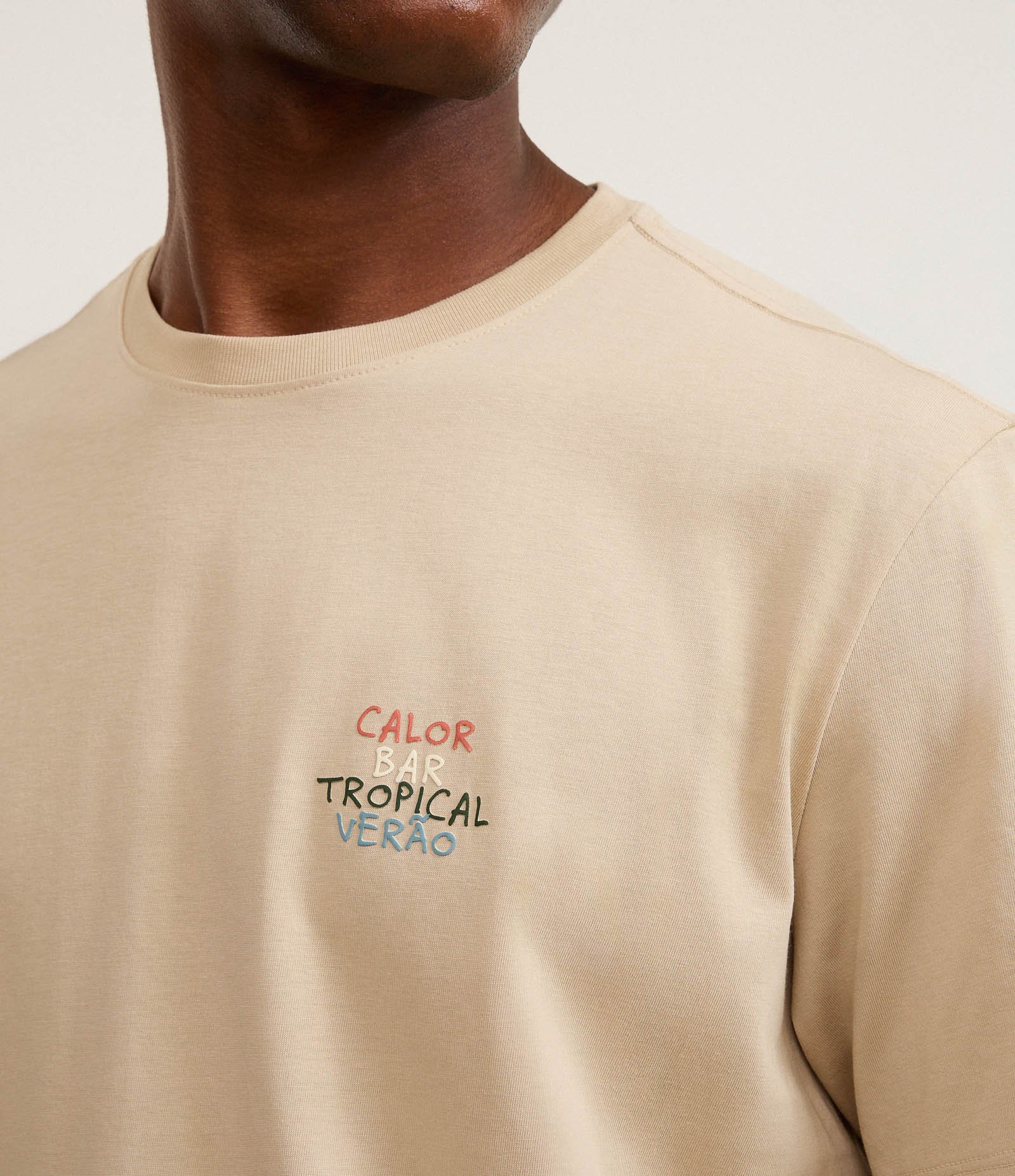 Camiseta em Algodão com Estampa Tropical Verão Bege 3