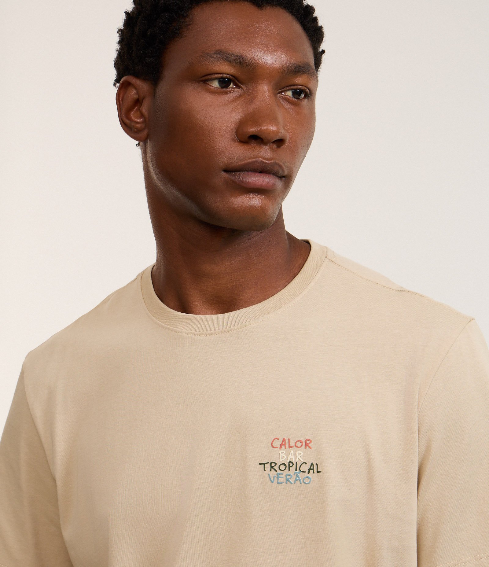Camiseta em Algodão com Estampa Tropical Verão Bege 5