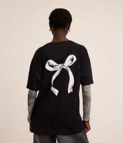 Camiseta Oversized com Manga de Tule Estampa Camuflada e Laço
