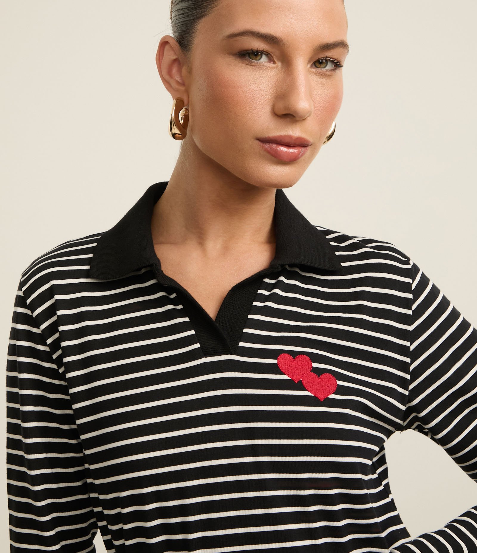 Blusa Listrada em Algodão com Gola Polo e Bordado Coração Preto/Branco 4