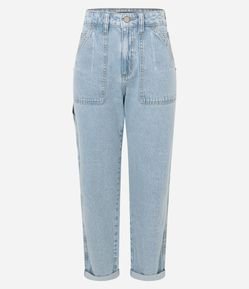Calça Mom Jeans com Bolso Carpinteiro e Detalhe Estonado