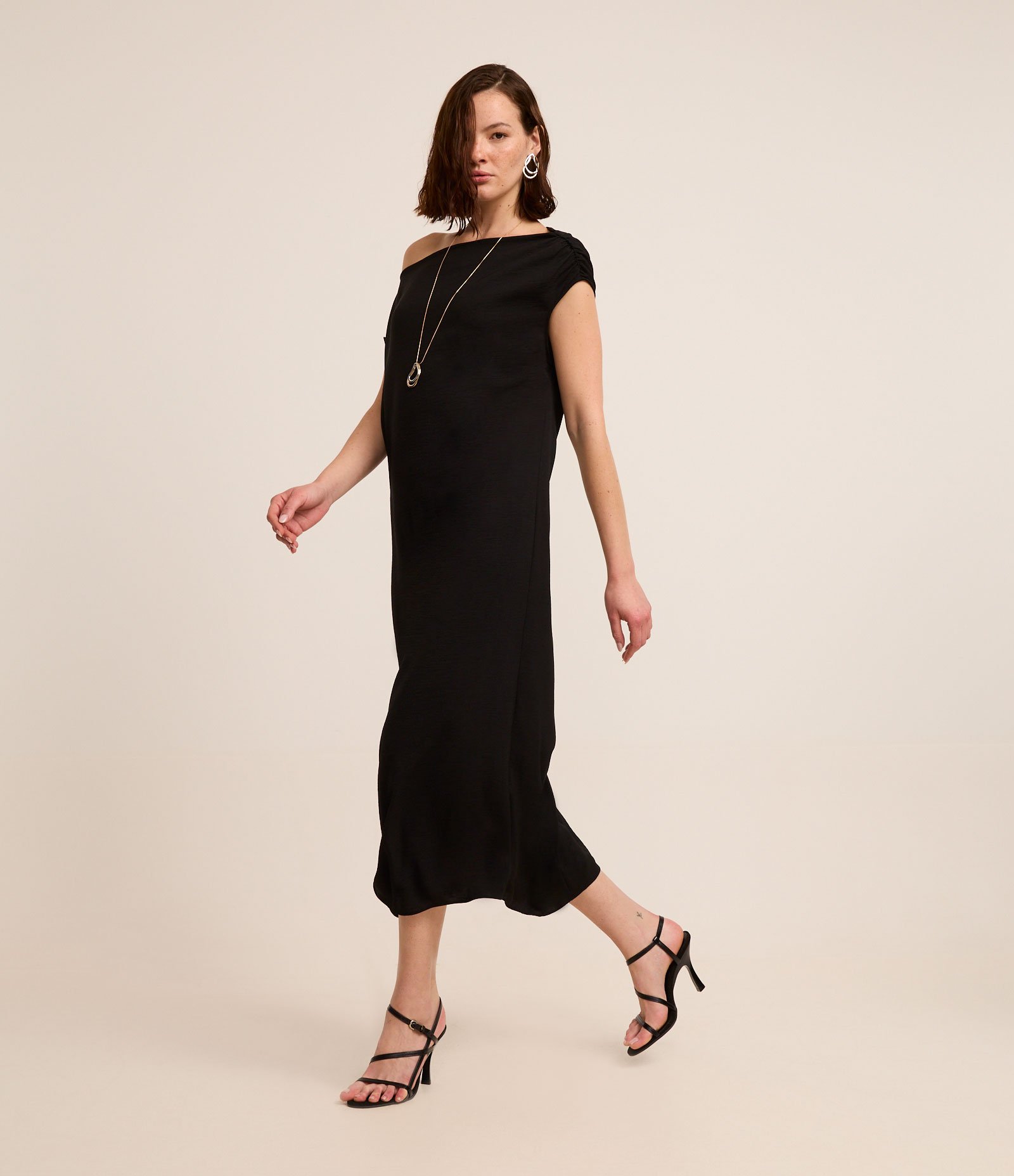 Vestido New Midi com Ombro Assimétrico Drapeado e Fenda Lateral Preto 1