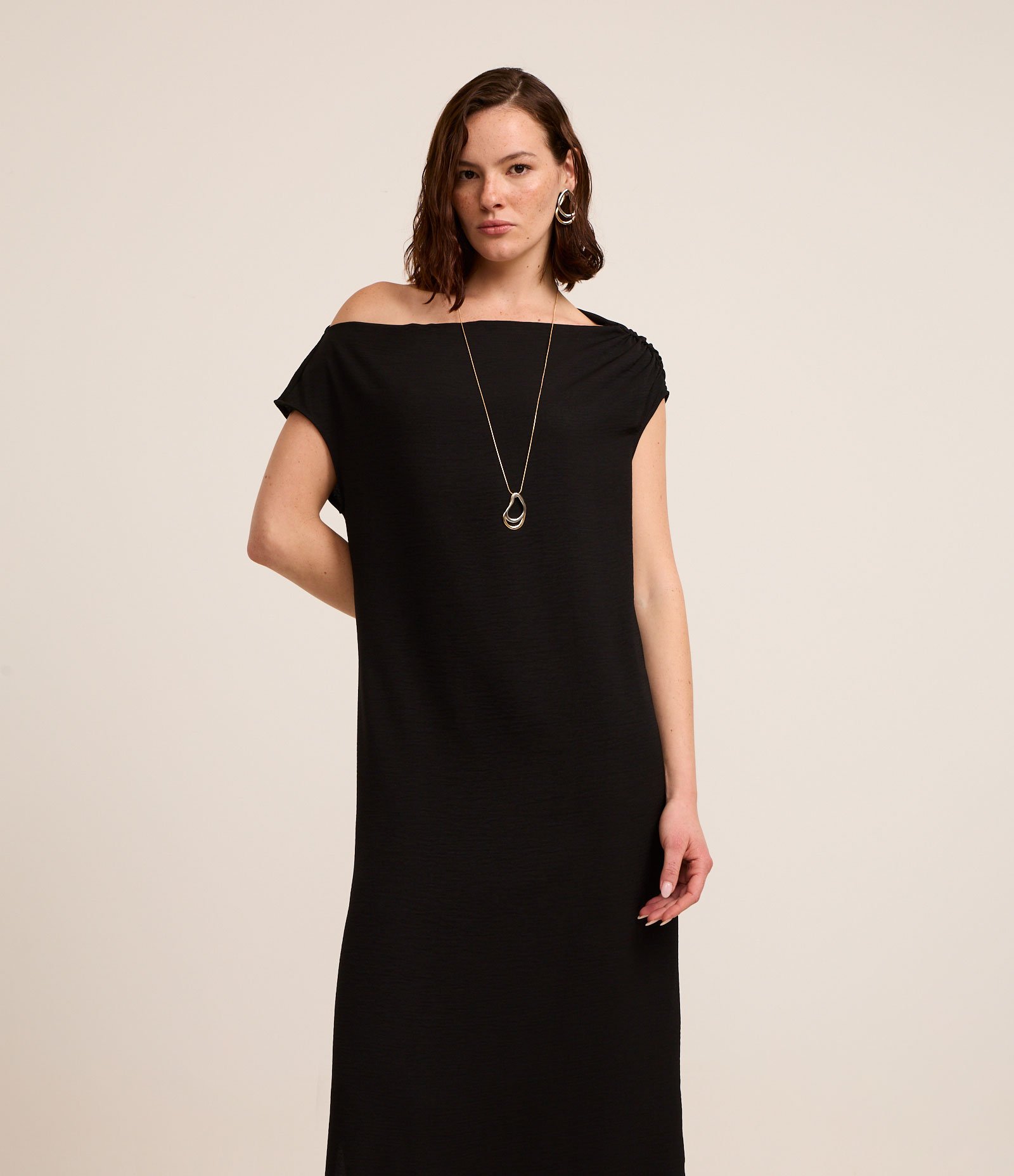 Vestido New Midi com Ombro Assimétrico Drapeado e Fenda Lateral Preto 3