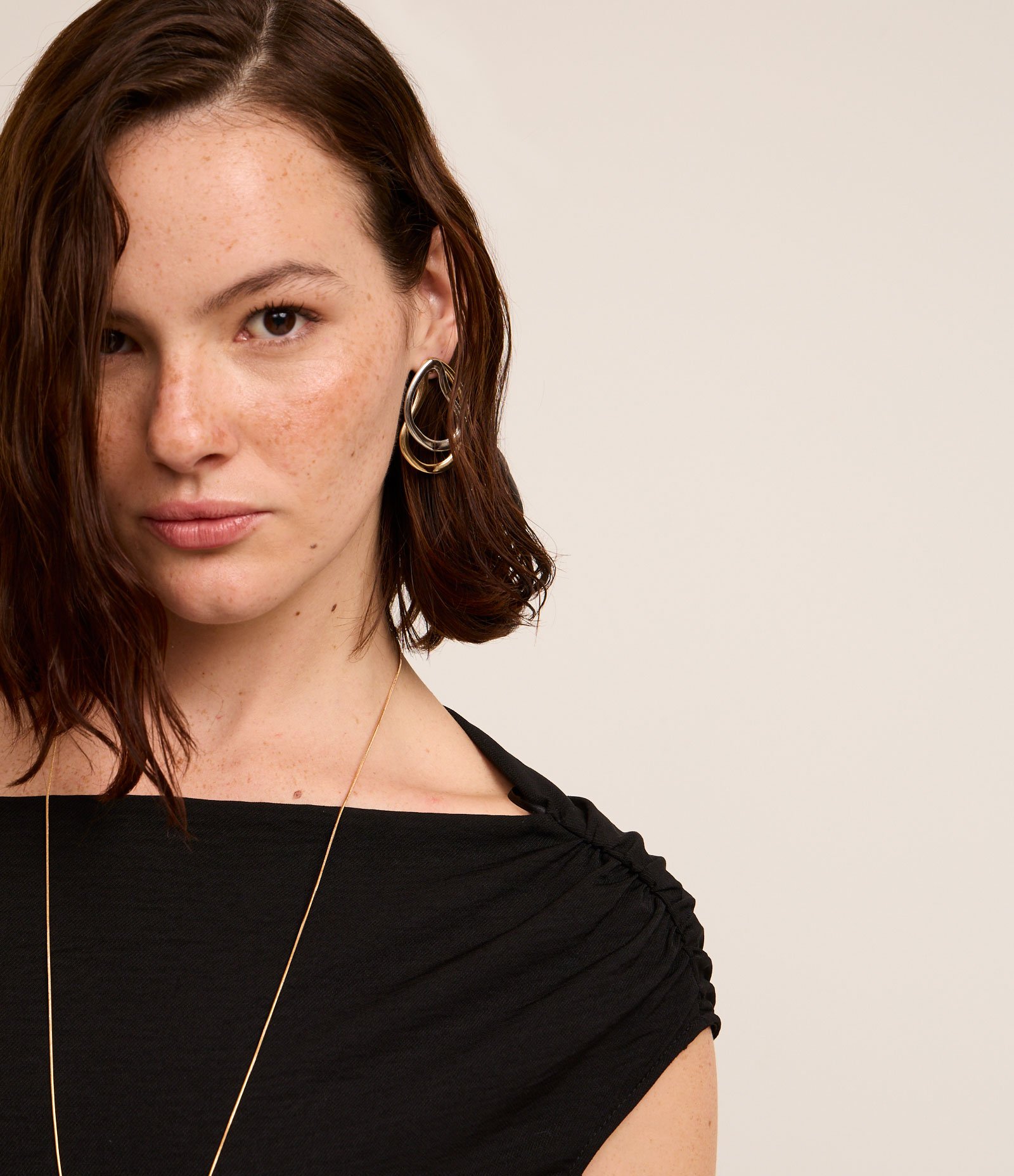 Vestido New Midi com Ombro Assimétrico Drapeado e Fenda Lateral Preto 4