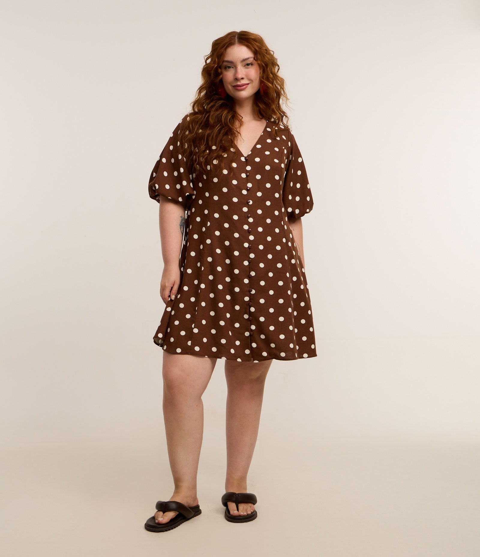 Vestido Curto em Viscolinho Poá com Manga Balonê Curve & Plus Size Marrom 2