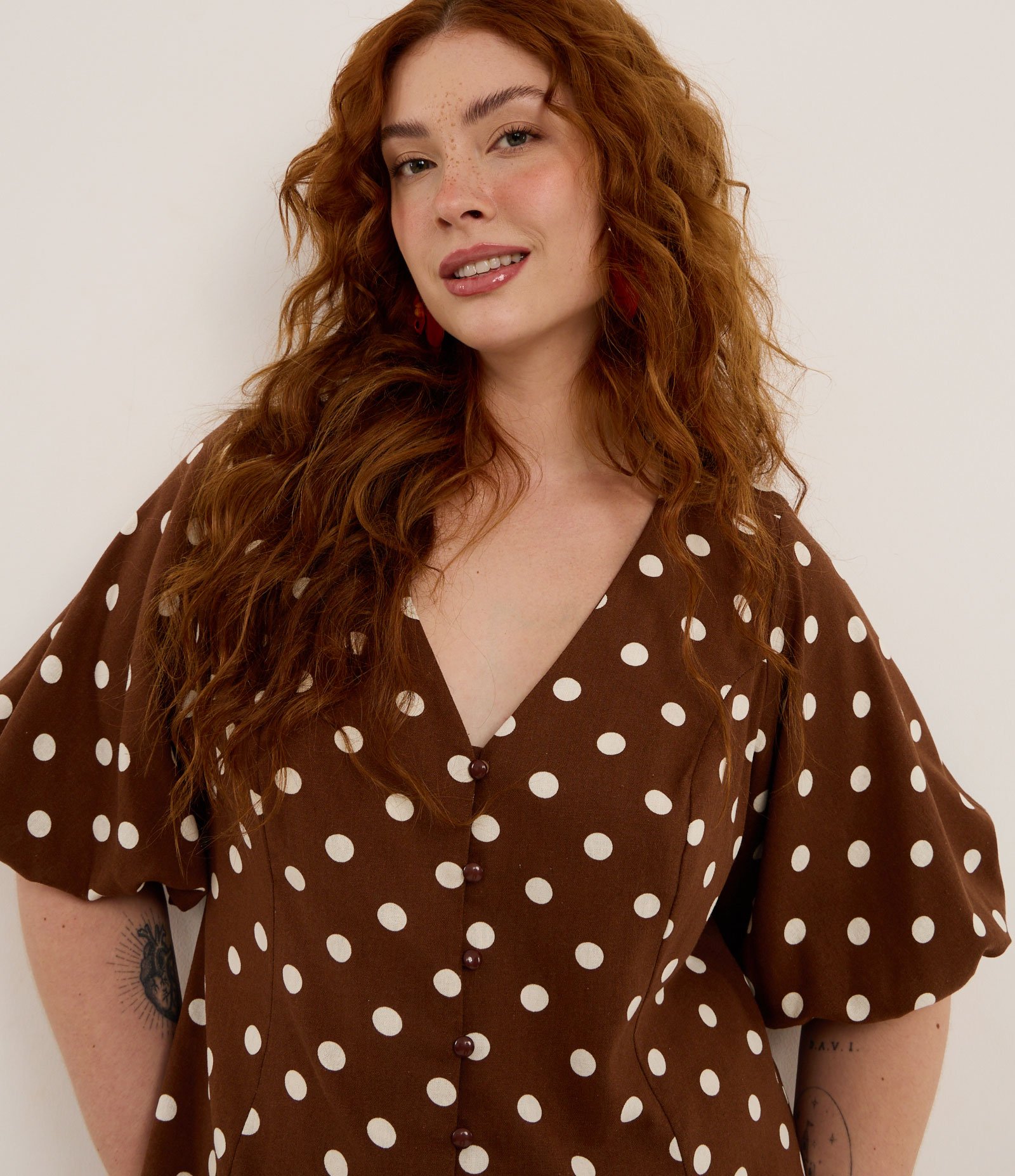 Vestido Curto em Viscolinho Poá com Manga Balonê Curve & Plus Size Marrom 3