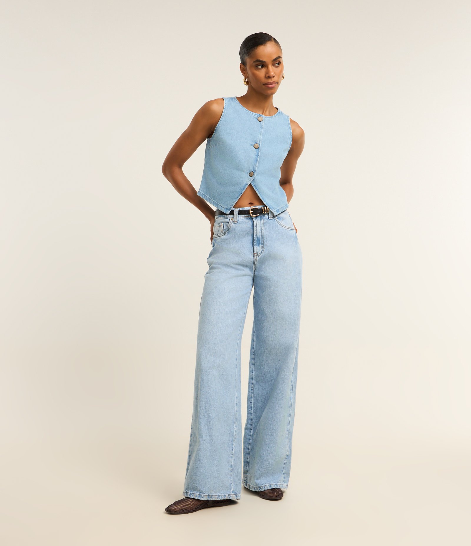 Colete em Jeans com Abotoamento Frontal e Recorte V na Barra Azul 2