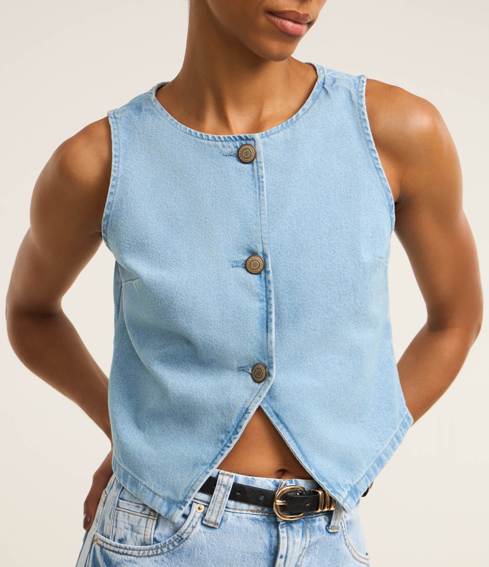 Colete em Jeans com Abotoamento Frontal e Recorte V na Barra Azul 3