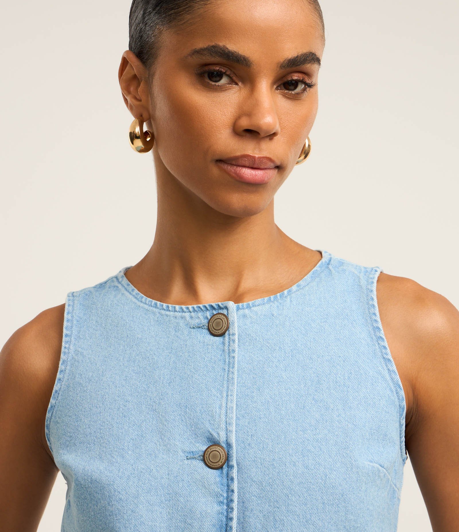 Colete em Jeans com Abotoamento Frontal e Recorte V na Barra Azul 4