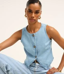 Colete em Jeans com Abotoamento Frontal e Recorte V na Barra