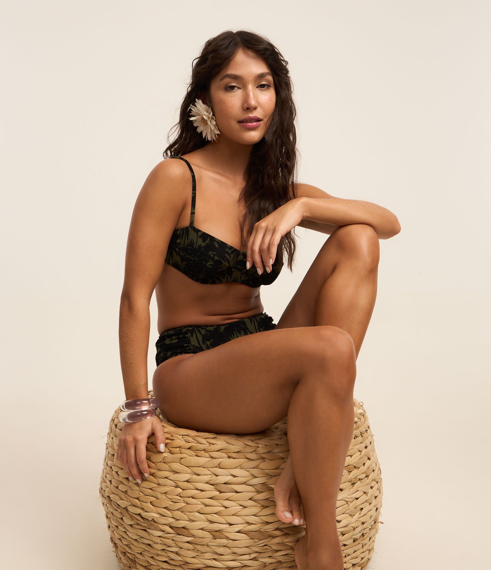 Biquíni Top Meia Taça em Microfibra com Estampa de Folhagem Verde/Preto 3